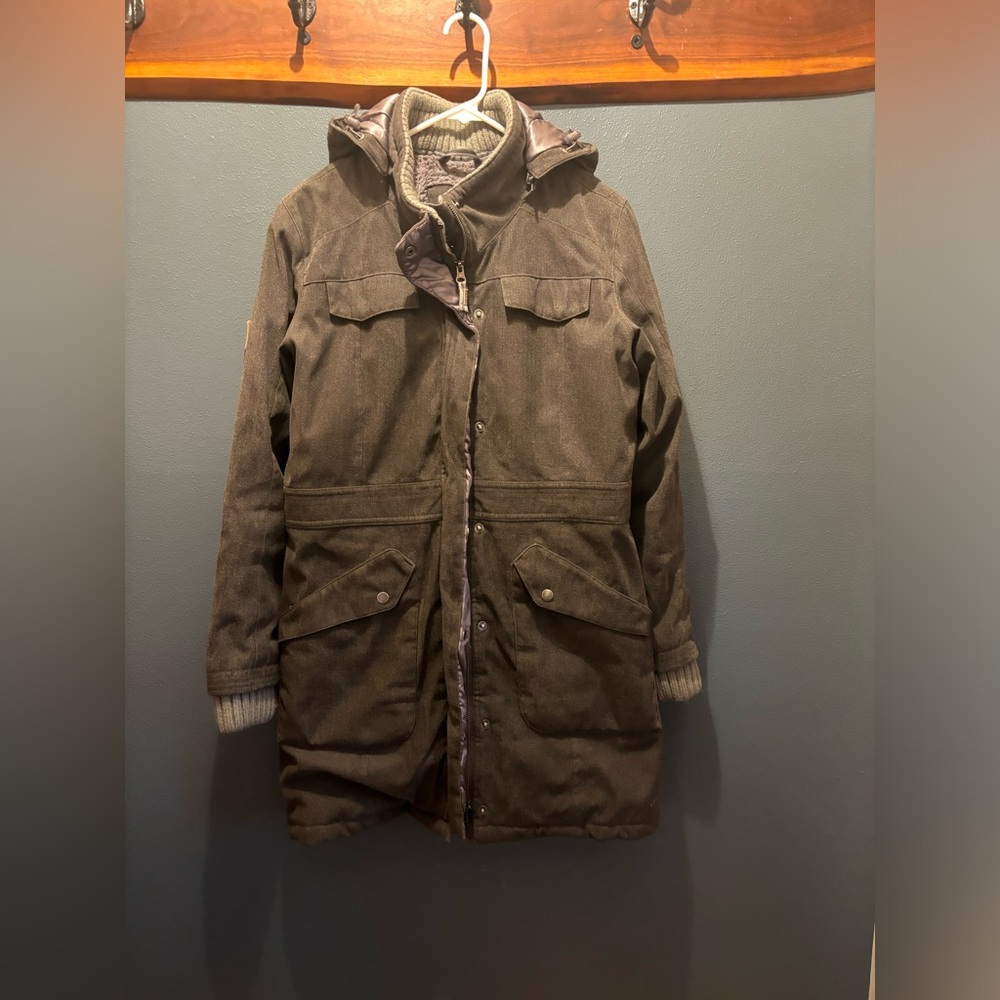 Cabelas Women’s winter coat. Size L. Used but in good condition.
